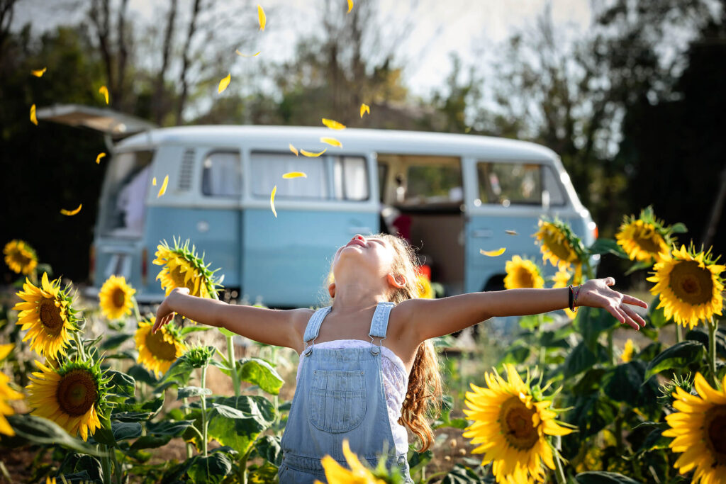 romeo-pulmino_vintage-volkswagen-servizi_fotografici-bambini-girasoli-monica_palloni-civitanova-marche