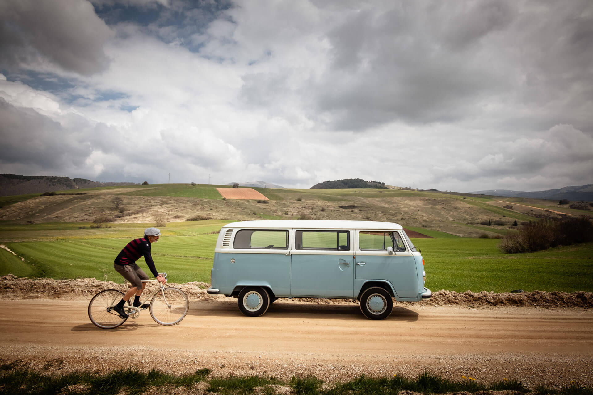 cicloturismo-strade_bianche-marche-italia-pulmino_vintage-romeo-monica_palloni_fotografa-civitanova-6